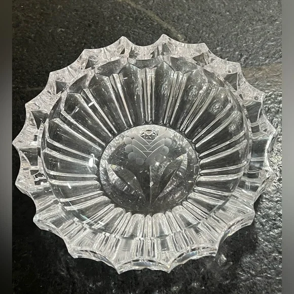 VINTAGE CLEAR CUT CRYSTAL CIGAR ASHTRAY FLOWER ETCHED IN THE BOTTOM. - Picture 1 of 5